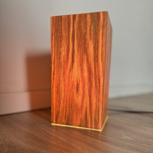 Lampa z drewna, ręcznie robiona. Rękodzieło.